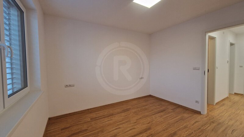 PRONÁJEM NOVÉHO BYTU 2+KK SE ZAHRADOU, ŠROUBÁRENSKÁ, ČB