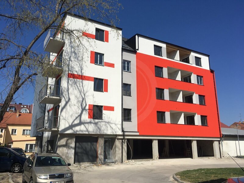 PRONÁJEM VNITŘNÍHO PARKOVACÍHO STÁNÍ, B. SMETANY, ČB