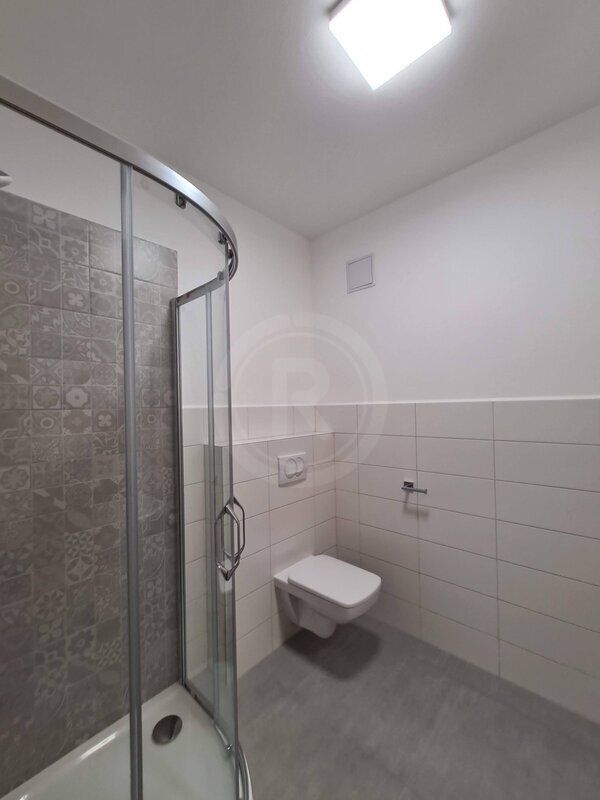 PRONÁJEM MODERNÍHO PROSTORU 1+KK, DO MLADÉHO, SRUBEC