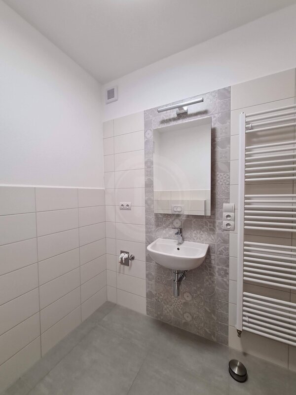 PRONÁJEM MODERNÍHO PROSTORU 1+KK, DO MLADÉHO, SRUBEC