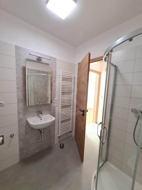 PRONÁJEM MODERNÍHO PROSTORU 1+KK, DO MLADÉHO, SRUBEC