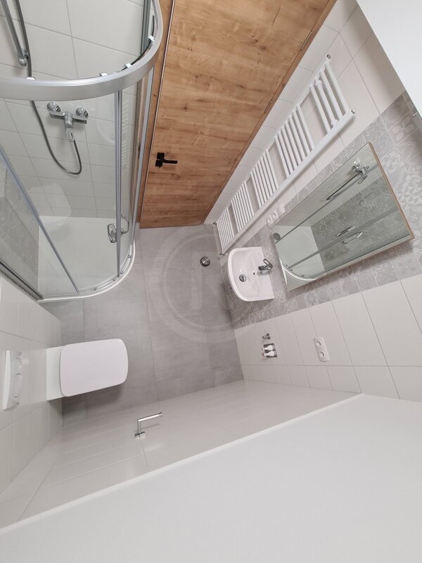 PRONÁJEM MODERNÍHO PROSTORU 1+KK, DO MLADÉHO, SRUBEC