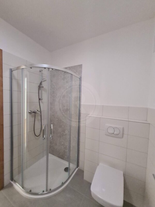 PRONÁJEM MODERNÍHO PROSTORU 1+KK, DO MLADÉHO, SRUBEC