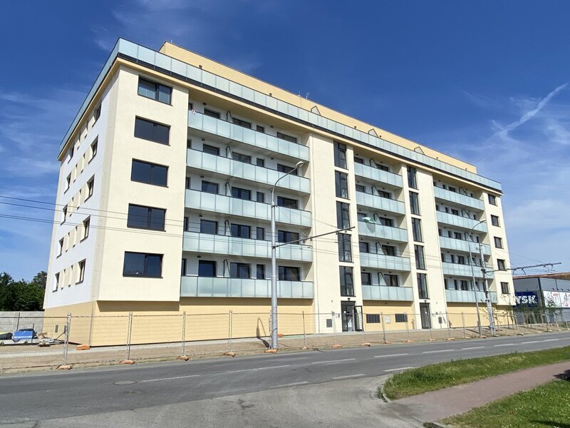 PRONÁJEM BYTU 1+KK S TERASOU A PARKOVACÍM STÁNÍM, ČESKÉ VRBNÉ, ČB