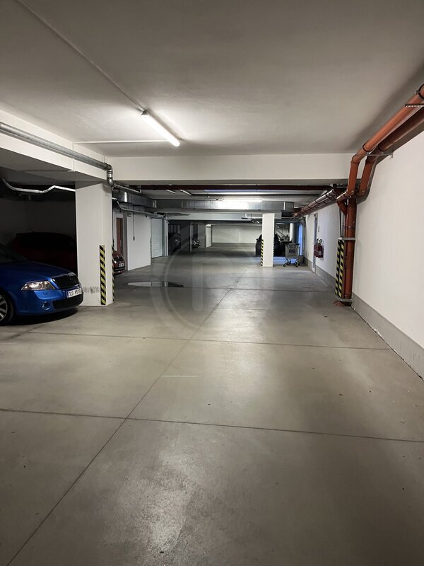 PRONÁJEM VNITŘNÍHO PARKOVACÍHO STÁNÍ, NOVÁ, ČESKÉ BUDĚJOVICE
