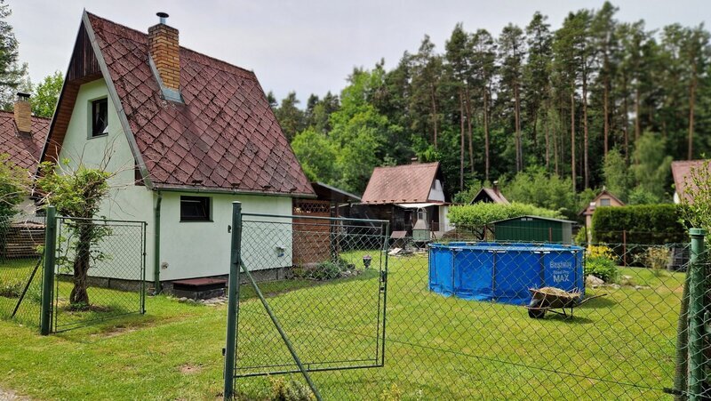 PRODEJ ZDĚNÉ CHATY S PERGOLOU, TRHOVÉ SVINY