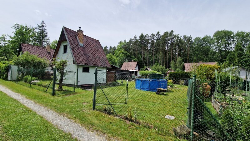 PRODEJ ZDĚNÉ CHATY S PERGOLOU, TRHOVÉ SVINY