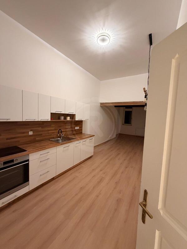 PRONÁJEM PROSTORNÉHO BYTU 3+1, KARLA IV., ČESKÉ BUDĚJOVICE