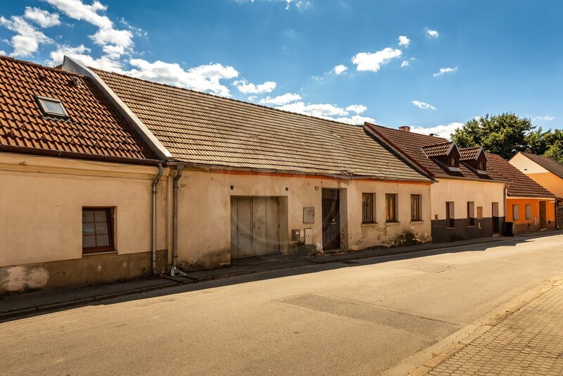 PRODEJ ŘADOVÉHO RODINNÉHO DOMU, TRHOVÉ SVINY