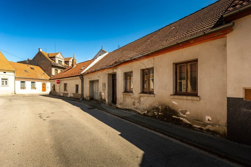 PRODEJ ŘADOVÉHO RODINNÉHO DOMU, TRHOVÉ SVINY