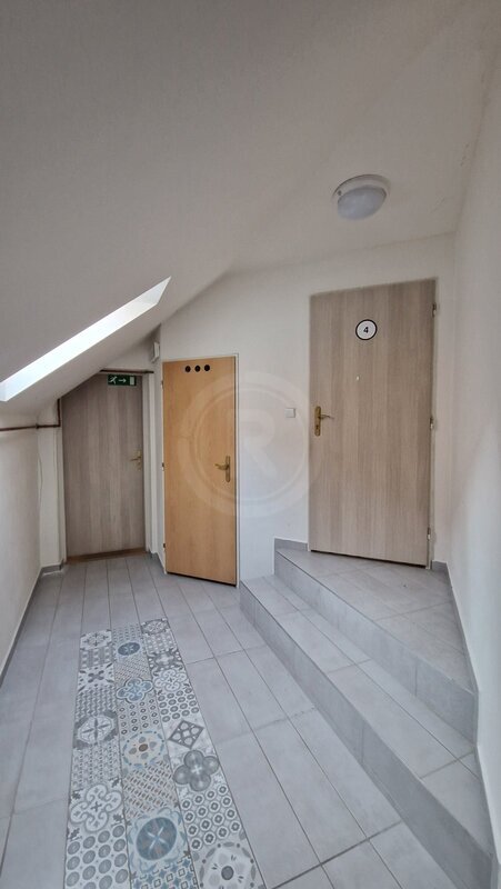 PRONÁJEM BYTU 1+KK, NÁM. BRATŘÍ ČAPKŮ, ROŽNOV, ČB