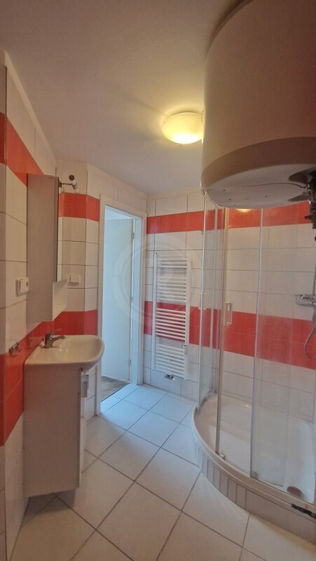 PRONÁJEM BYTU 1+KK, NÁM. BRATŘÍ ČAPKŮ, ROŽNOV, ČB