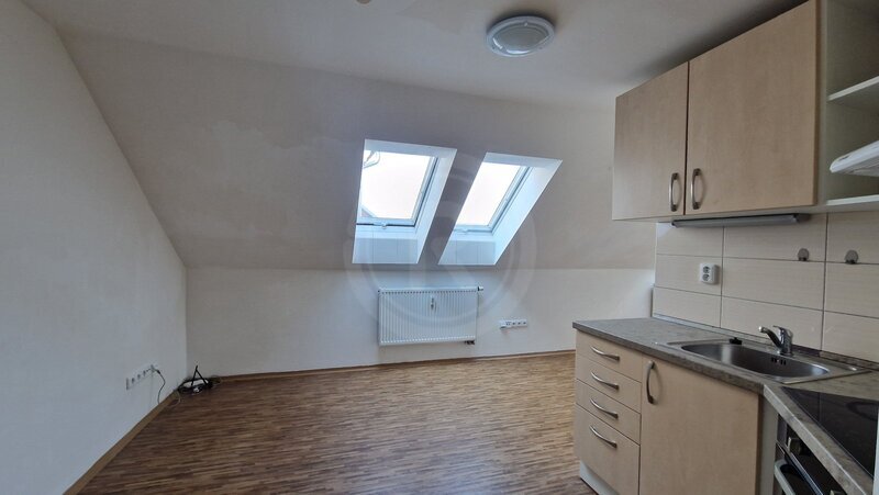 PRONÁJEM BYTU 1+KK, NÁM. BRATŘÍ ČAPKŮ, ROŽNOV, ČB