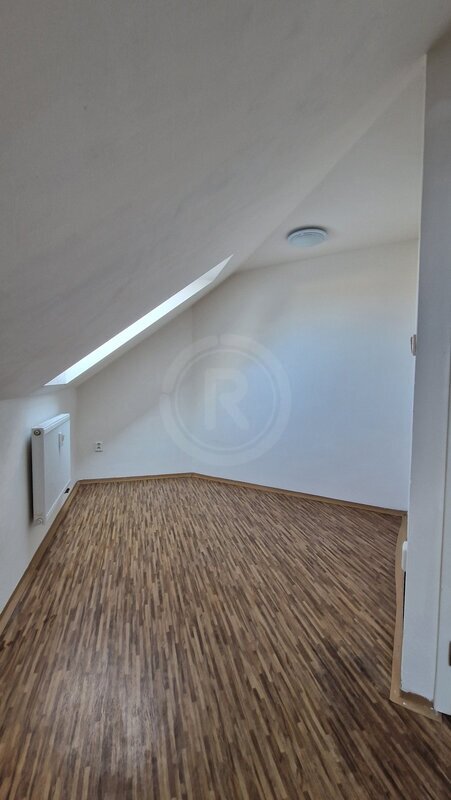 PRONÁJEM BYTU 1+KK, NÁM. BRATŘÍ ČAPKŮ, ROŽNOV, ČB