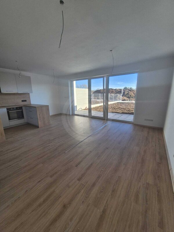 PRONÁJEM NOVÉHO BYTU 2+KK SE ZAHRADOU, ŠROUBÁRENSKÁ, ČB