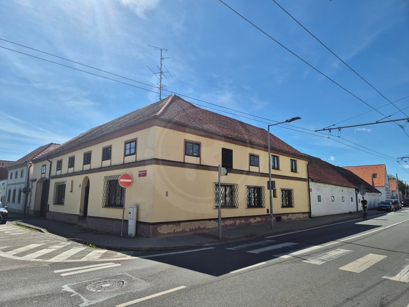 PRODEJ OBCHODNÍHO PROSTORU, NÁM. BRATŘÍ ČAPKŮ, ROŽNOV, ČB