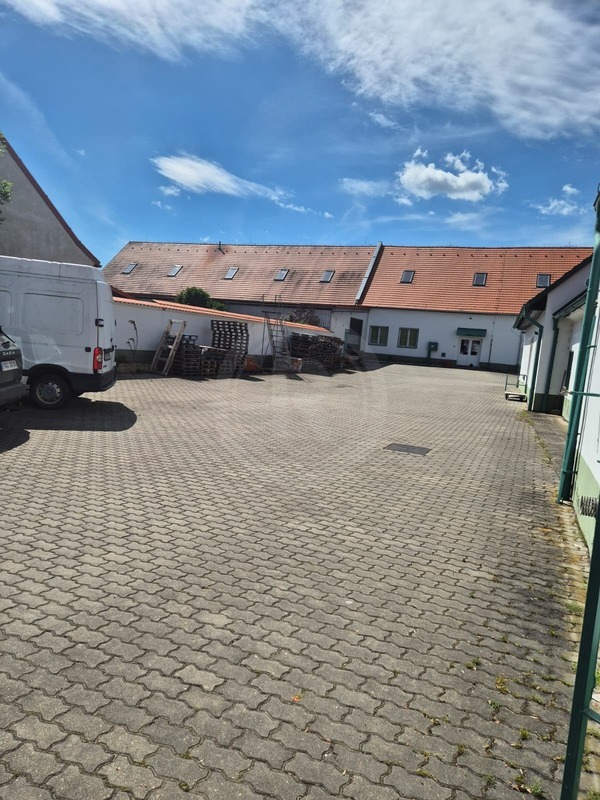 PRODEJ OBCHODNÍHO PROSTORU, NÁM. BRATŘÍ ČAPKŮ, ROŽNOV, ČB