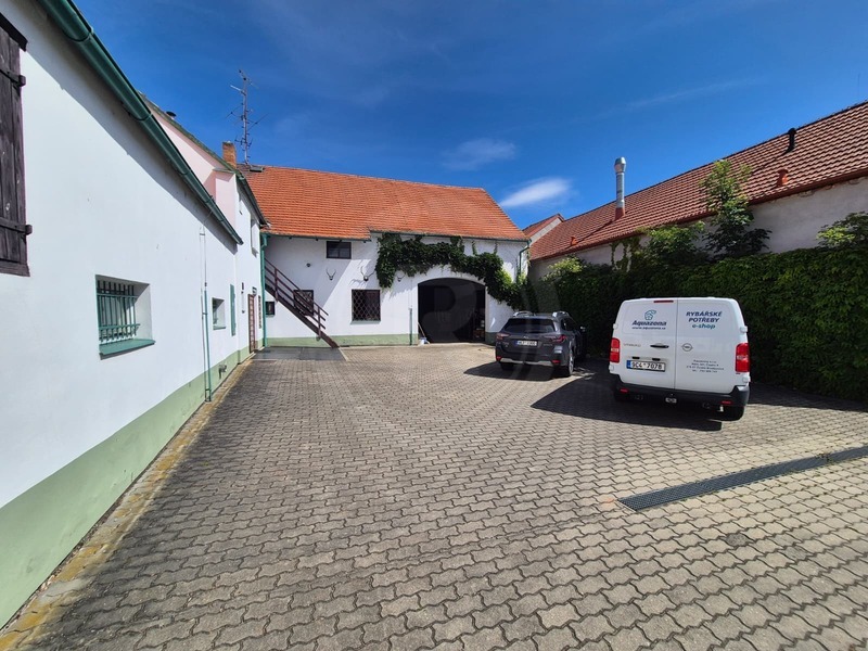 PRODEJ OBCHODNÍHO PROSTORU, NÁM. BRATŘÍ ČAPKŮ, ROŽNOV, ČB