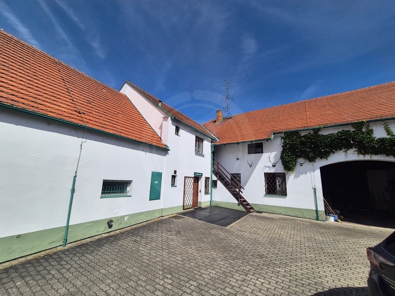 PRODEJ OBCHODNÍHO PROSTORU, NÁM. BRATŘÍ ČAPKŮ, ROŽNOV, ČB