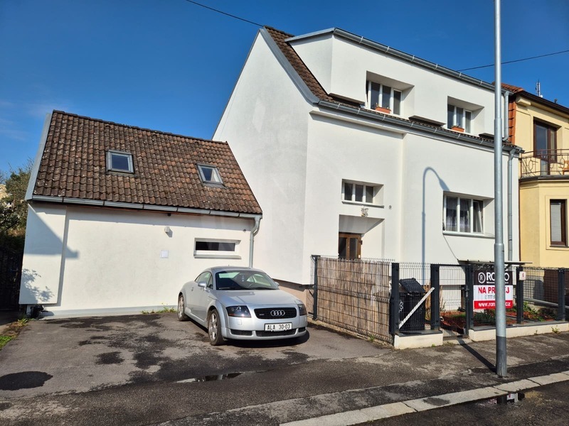 PRODEJ BYTOVÉHO DOMU SE ČTYŘMI BYTY, K. FLEISCHMANA, ČB