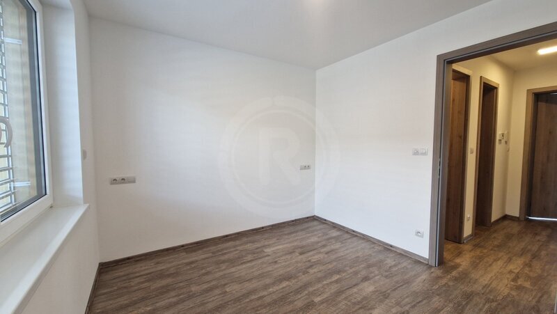 PRONÁJEM NOVÉHO BYTU 2+KK SE ZAHRADOU, PLATANOVÁ, ČB